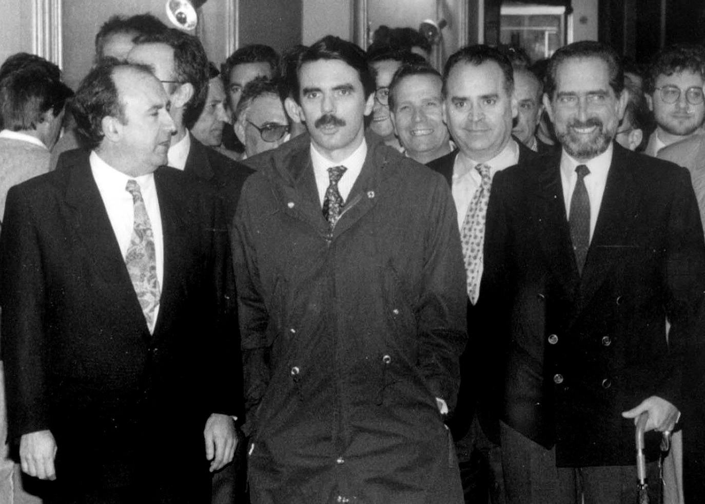 José María Aznar, entre Luis Alegre y Joaquín Espert, ante la mirada de Neftalí Isasi y Patricio Capellán, en una visita a La Rioja.