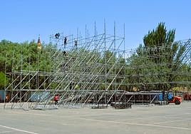 Montaje de la estructura del escenario principal del festival, ayer, en el aparcamiento de la catedral.