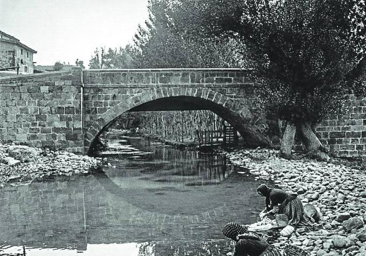 Mujeres haciendo la colada en el río Arlanzón (Burgos).