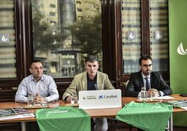 Ramiro Gil, Carlos Fuentes y Iker Muguruza, en la sede de Caja Riojadurante la presentación.