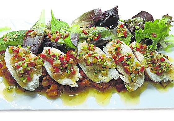 Una fuente con el calabacín y las pechugas de pollo ya emplatadas.