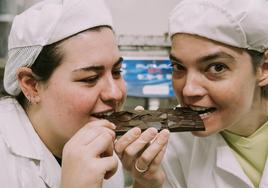 Virginia Sanz y Andrea Marín posan con una de sus tabletas de chocolate.