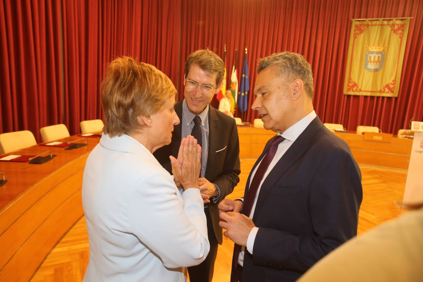 Los gestos, los saludos y las reacciones en la investidura de Conrado Escobar como alcalde de Logroño