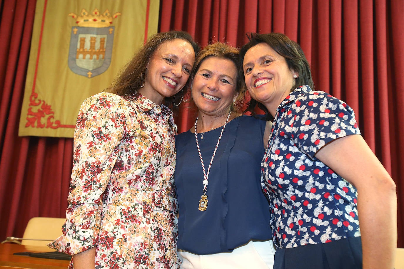 Los gestos, los saludos y las reacciones en la investidura de Conrado Escobar como alcalde de Logroño