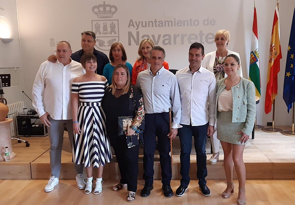 José María Pastor Olarte posa con la vara de mando junto a la mayoría de la nueva Corporación.