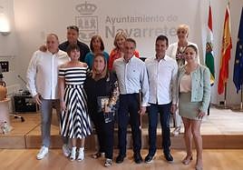 José María Pastor Olarte posa con la vara de mando junto a la mayoría de la nueva Corporación.