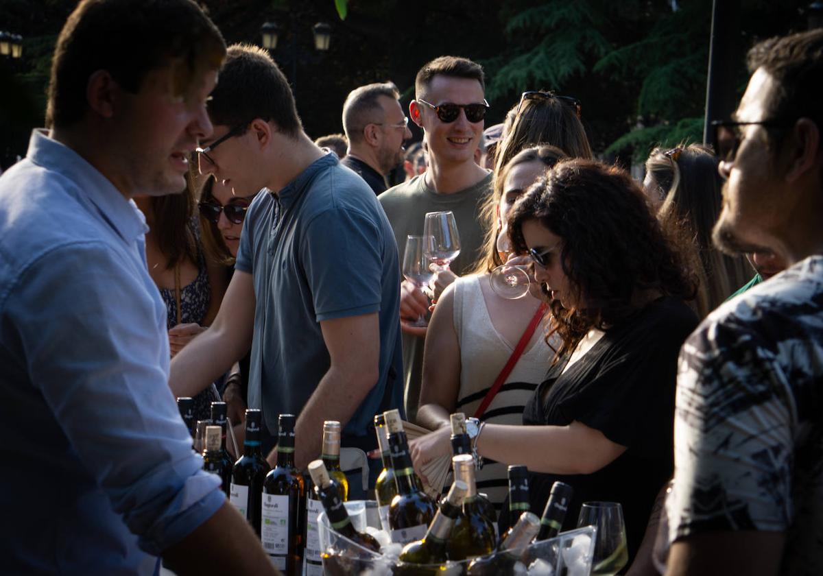 Ander Carcar, de Bodegas Bagordi, atiende a los aficionados