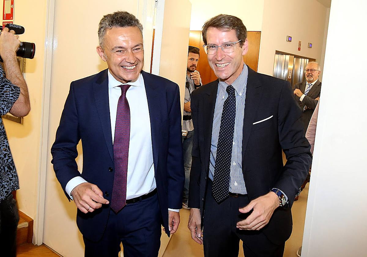 Escobar y Capellán, en el Ayuntamiento de Logroño este sábado de investidura.