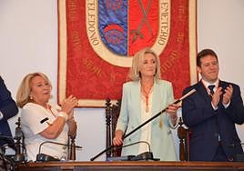 Mónica Arceiz, en el centro, tras recibir la vara de mando como alcaldesa de Calahorra.