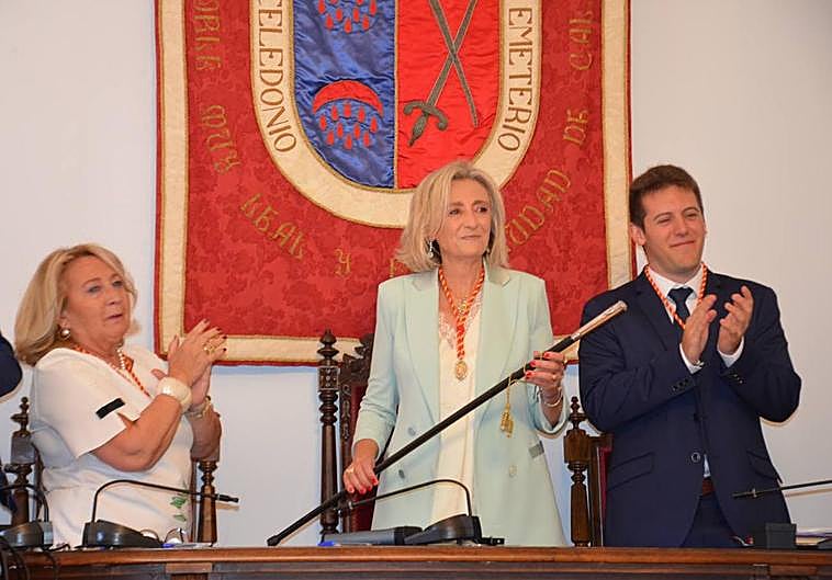Mónica Arceiz, en el centro, tras recibir la vara de mando como alcaldesa de Calahorra.