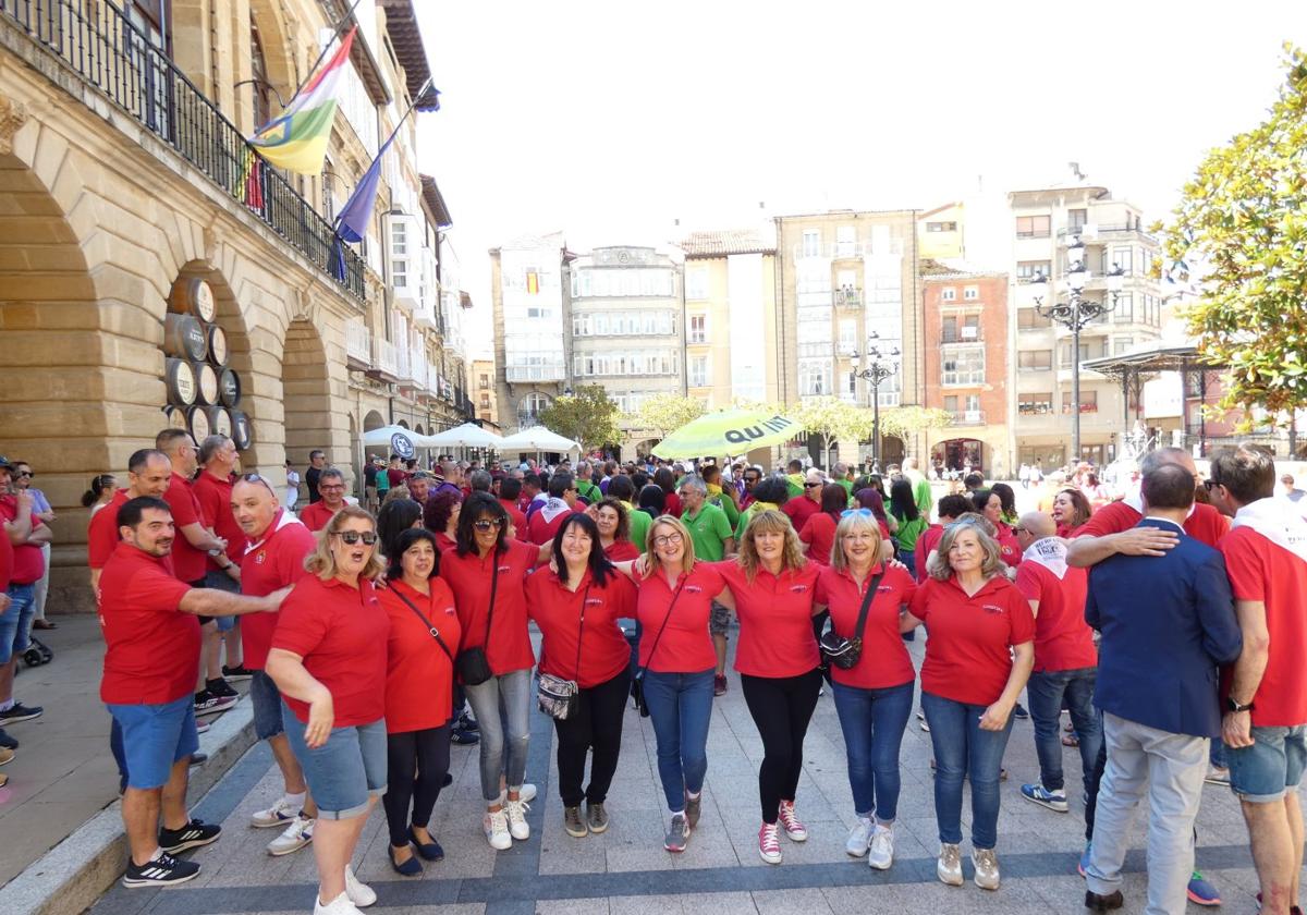 Varias quintadas se dieron cita en la plaza de la Paz a mediodía.