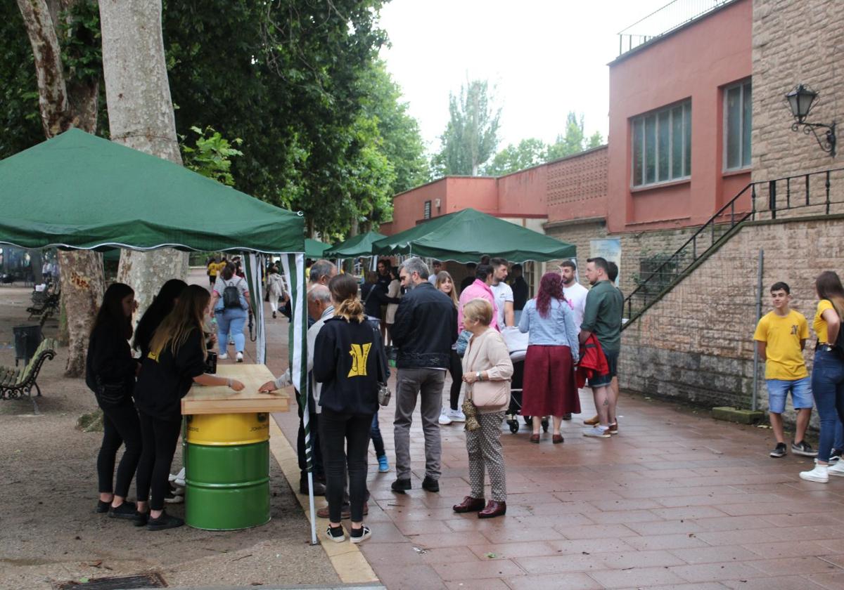 Aunque al principio costó, los najerinos se fueron animando para disfrutar de los cinco pinchos y el vino.