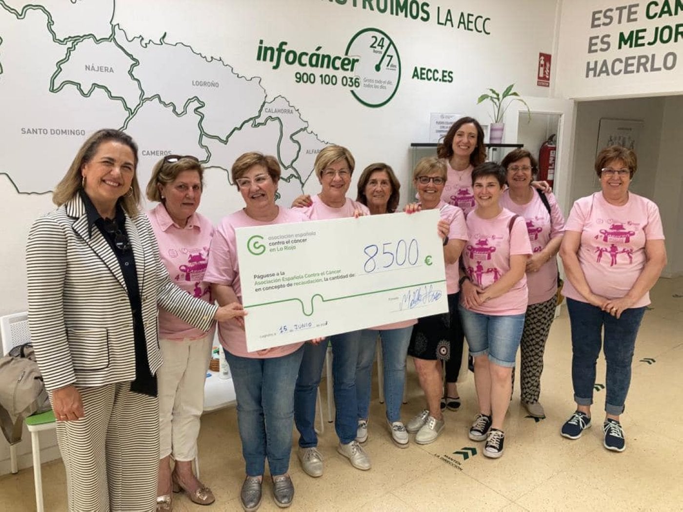 Elena Eguizábal recibe la donación por parte de las mujeres de Lardero.