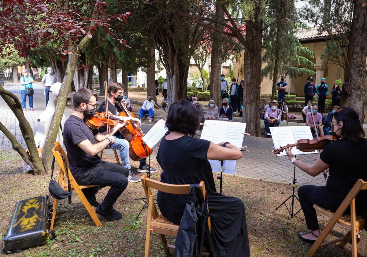 Alumnos de Píccolo y Saxo celebrando la Fiesta de la Música en el cementerio de Logroño, en 2021