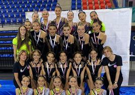 Las gimnastas del Logroño, con sus medallas.