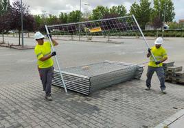 Trabajos de vallado del aparcamiento de la plaza de la Vendimia de cara a la instalación de las marquesinas fotovoltaicas que cubrirán hasta 260 de sus plazas.