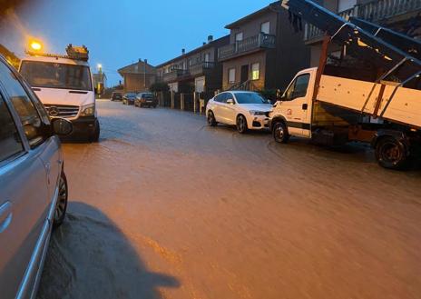 Imagen secundaria 1 - Dos tormentas sucesivas convierten las calles de Huércanos en ríos de barro