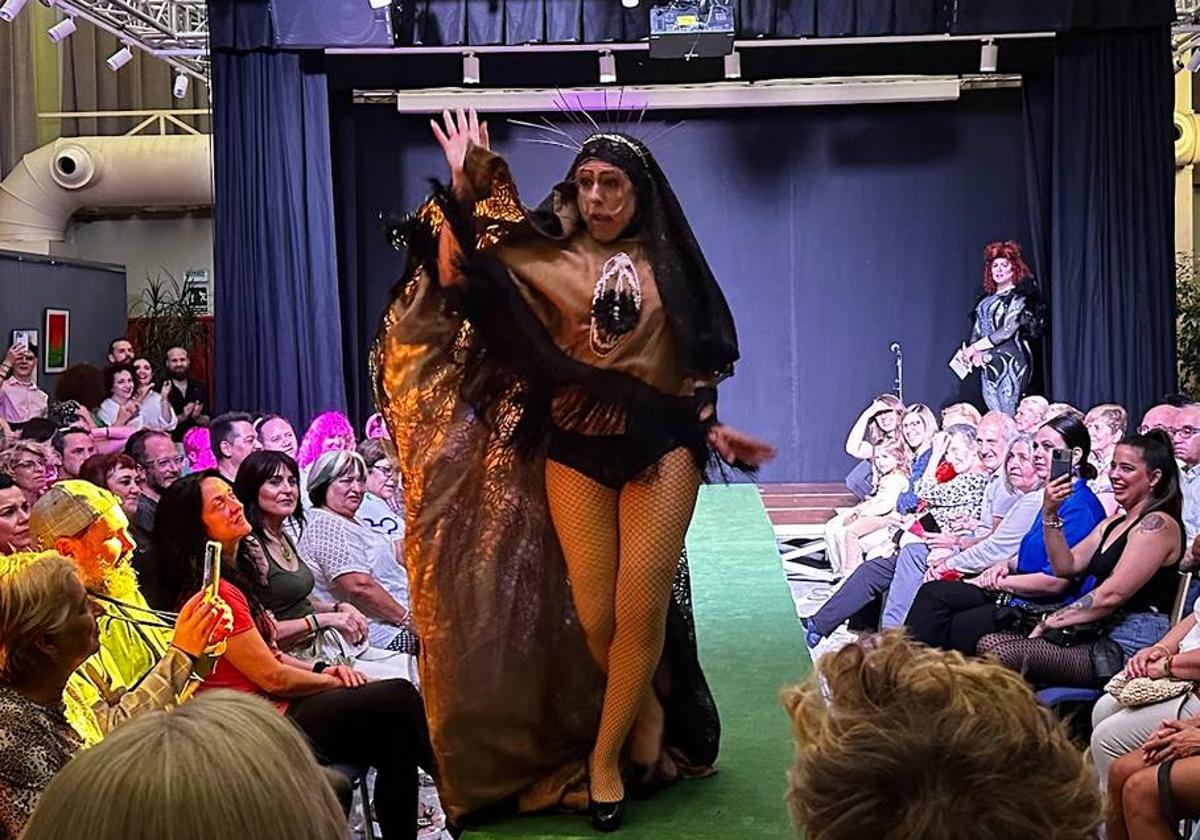 La ganadora, La virgen de Logroño, ayer en la primera Gala Drag de La Rioja