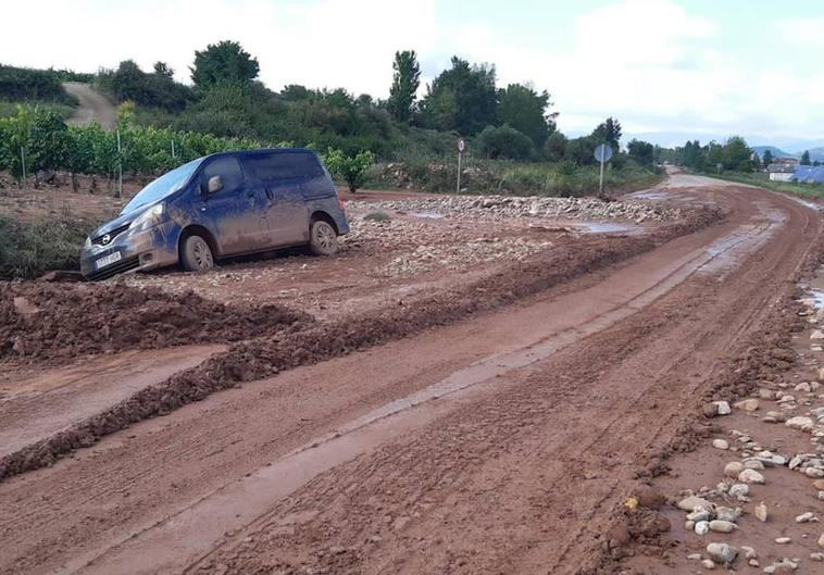 Carretera LR-321, entre Ceniceros y Huércanos.