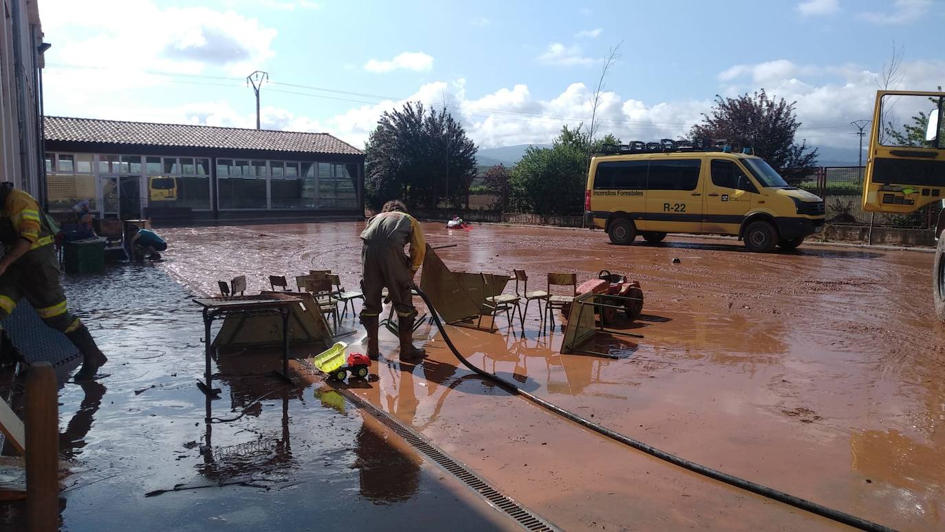 Escuela de Huércanos en plenas labores de achicado de agua