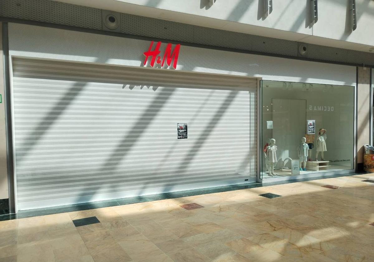 La tienda de H&M de Logroño permanece cerrada por la huelga de sus trabajadores.