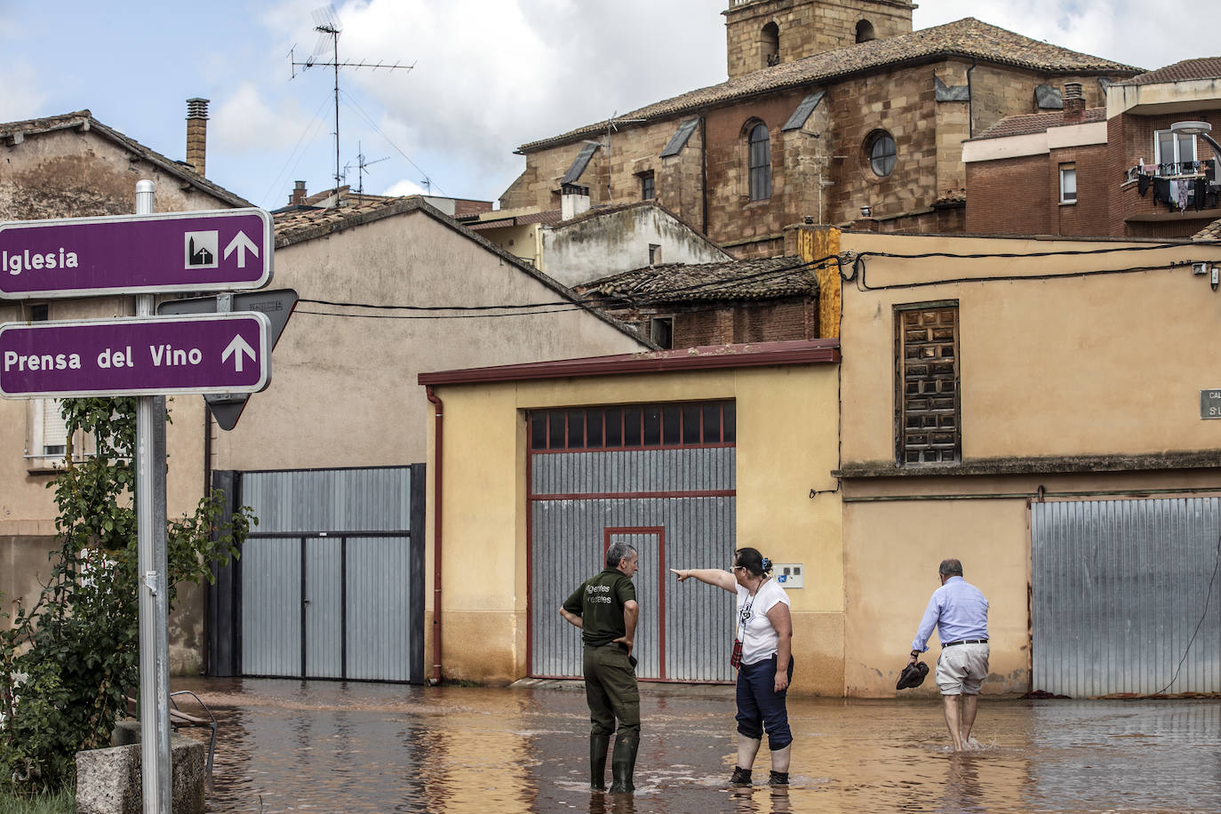 Los vecinos de Uruñuela limpian las calles