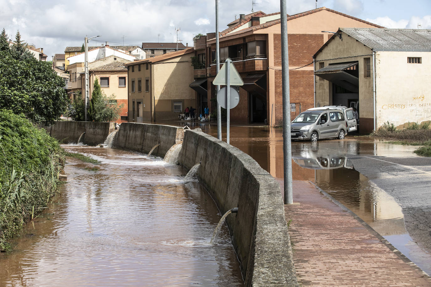 Los vecinos de Uruñuela limpian las calles