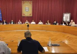 El pleno, presidido por González Menorca, con Escobar y Hermoso en los extremos.