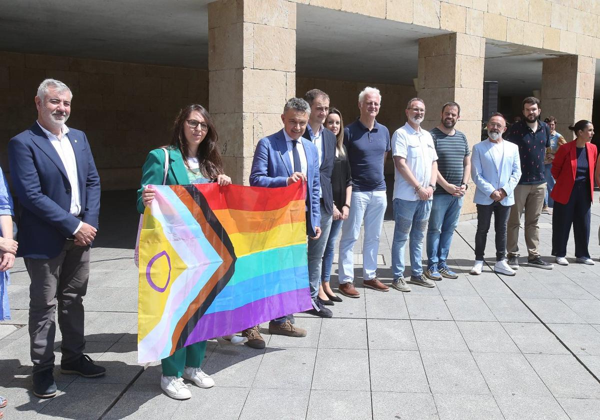 Ruth García, de Gylda, entregó al alcalde, Conrado escobar, la bandera LGTBi y, después, se colgó la arcoíris del balcón municipal.