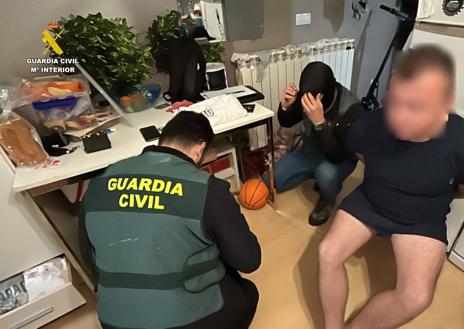 Imagen secundaria 1 - El operativo de la Guardia Civil se saldó con dos detenidos y un investigado por los hechos.