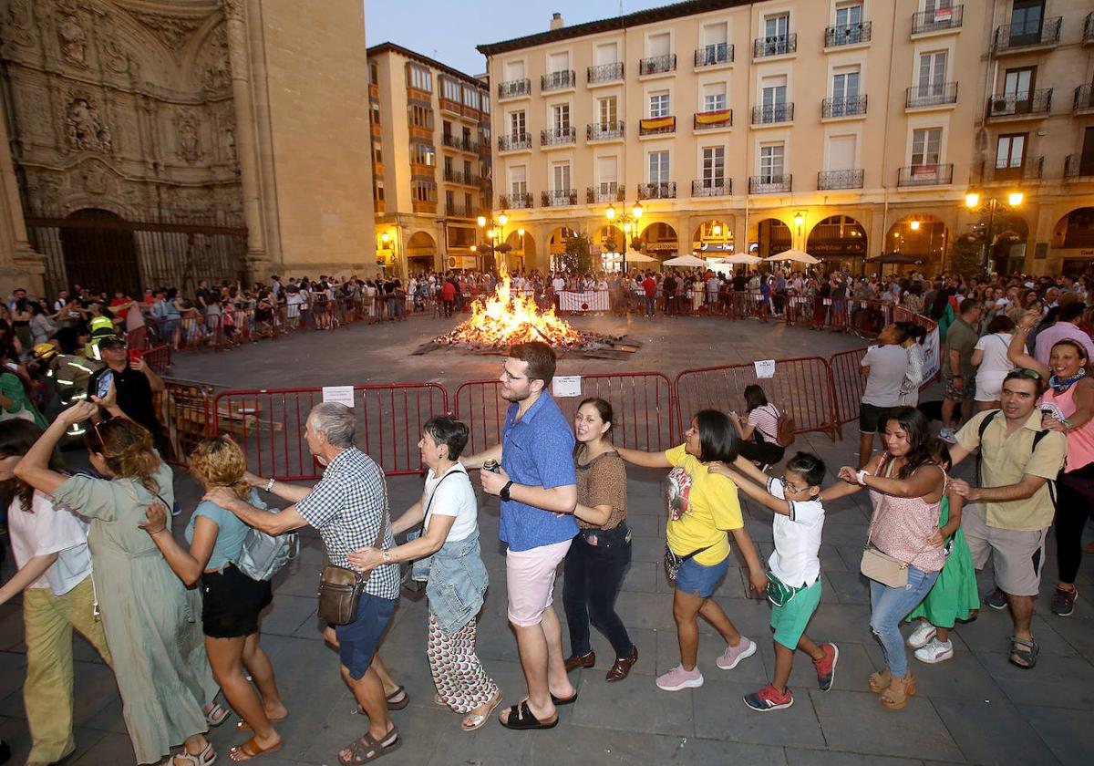 Logroño celebra San Juan entre hogueras