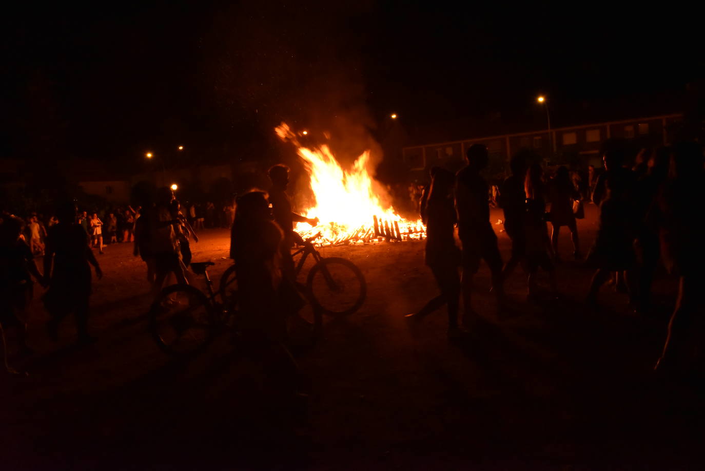 Hogueras en el barrio de Yagüe