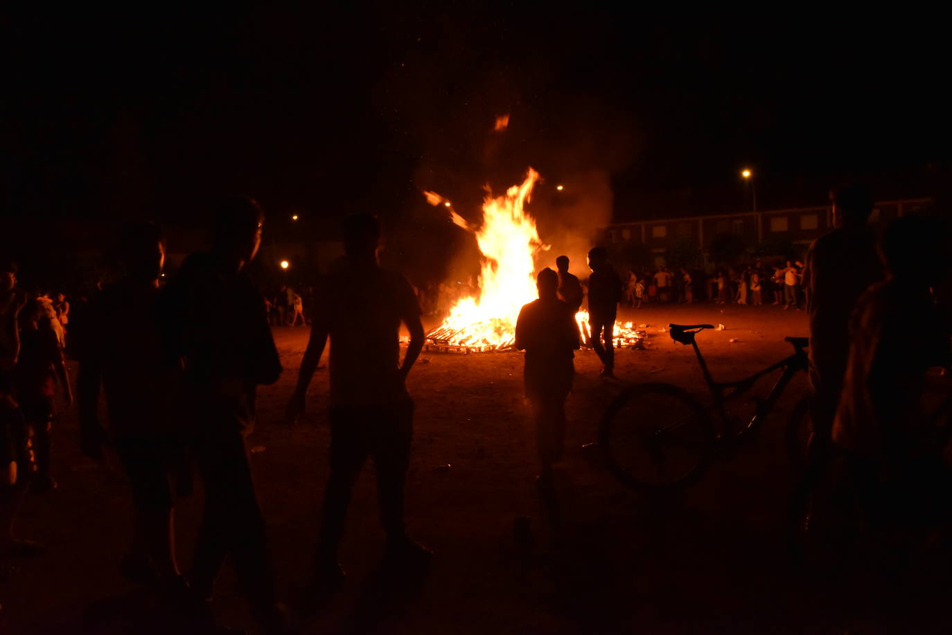 Hogueras en el barrio de Yagüe