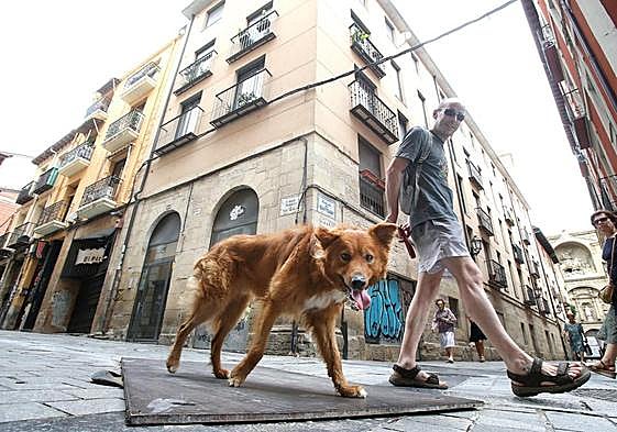 Los bajos de la esquina oeste entre las calles Marqués de San Nicolás y Santiago con la iglesia del mismo nombre al fondo.