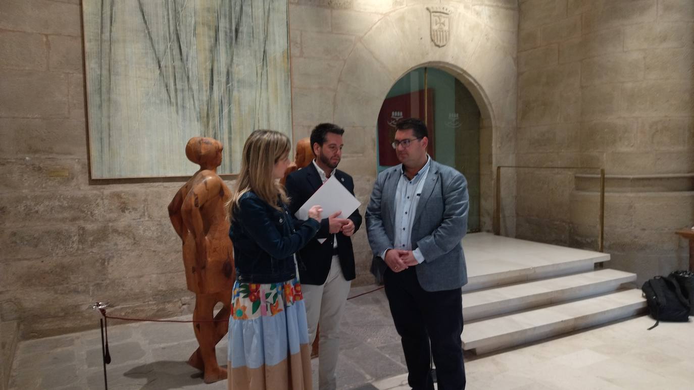 García conversa con Orradre y Martínez Astola, portavoces adjuntos del PSOE en el Parlamento de La Rioja.