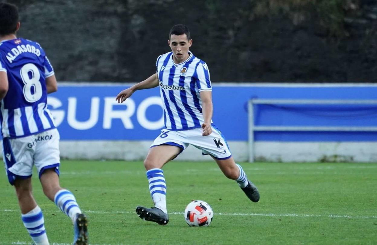 Imanol Ezkurdia despeja un balón con la camiseta de la Real Sociedad.