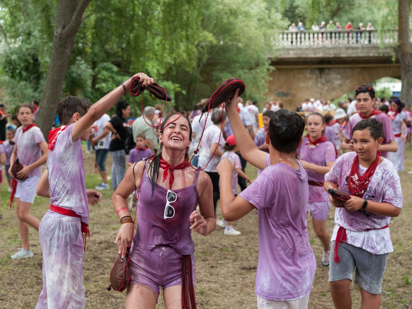 También los jóvenes disfrutaron a tope de la batalla infantil junto al puente del río Tirón.