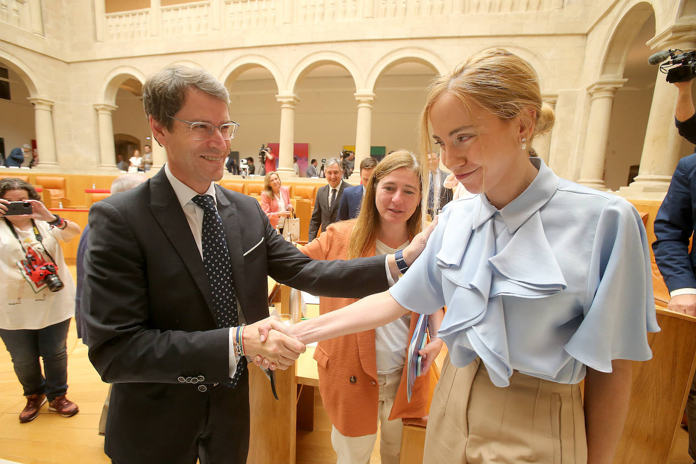 El recién elegido presidente Gonzalo Capellán saluda a la presidenta del Parlamento, Marta Fernández.