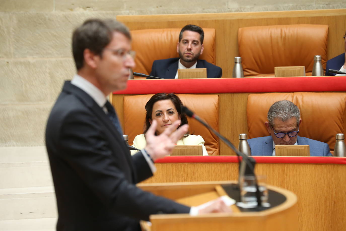 Gonzalo Capellán durante su intervención en la tribuna del Parlamento observado por los socialistas Concha Andreu, Celso González y Javier García.