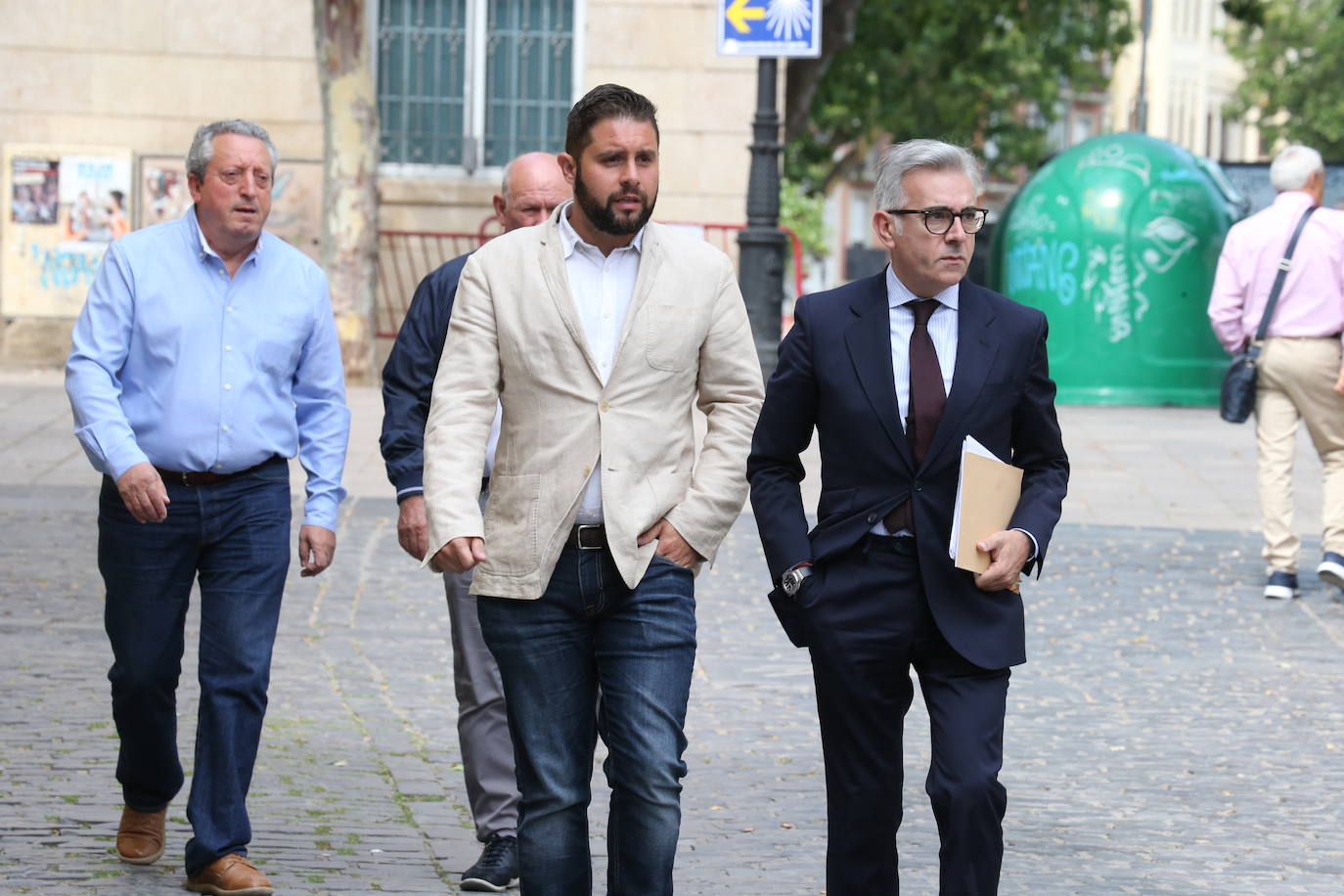 El diputado de Vox Héctor Alacid, a la derecha, a su llegada al Parlamento.