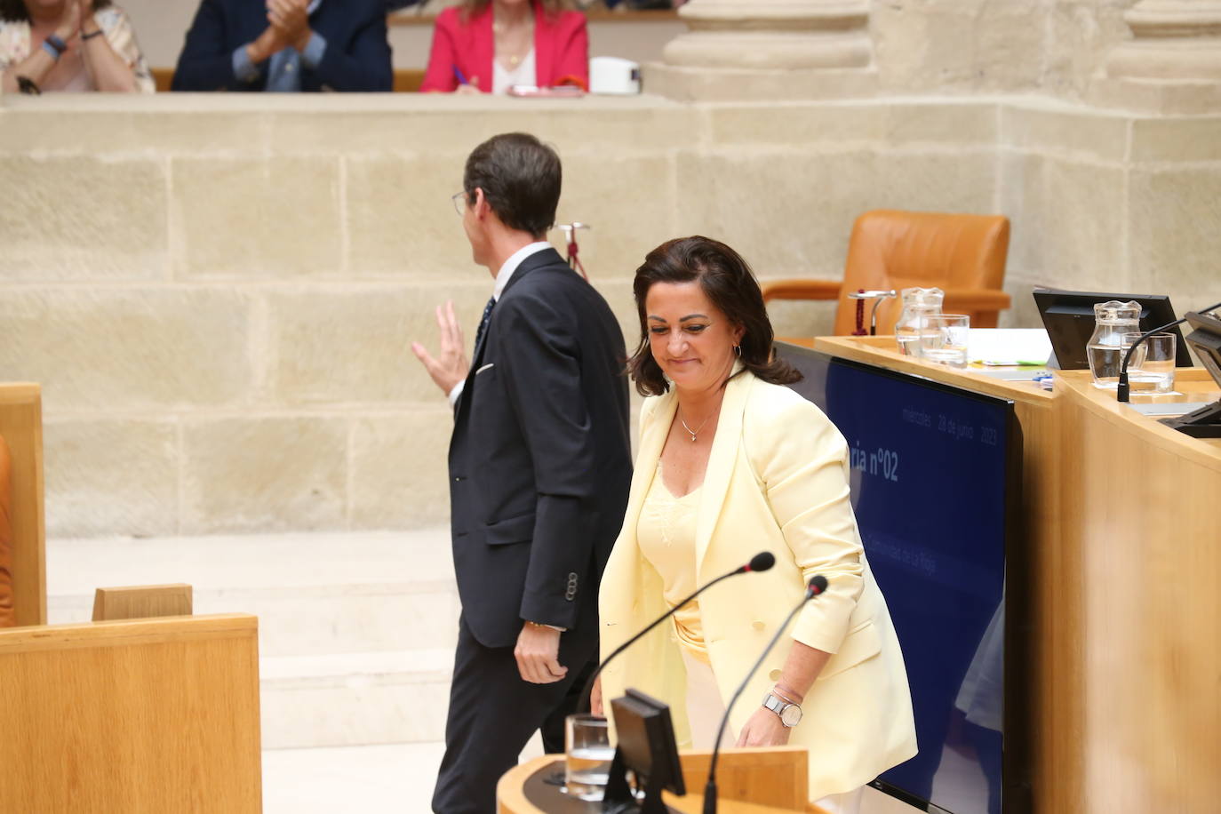 Concha Andreu, con Gonzalo Capellán al fondo, durante la sesión plenaria.