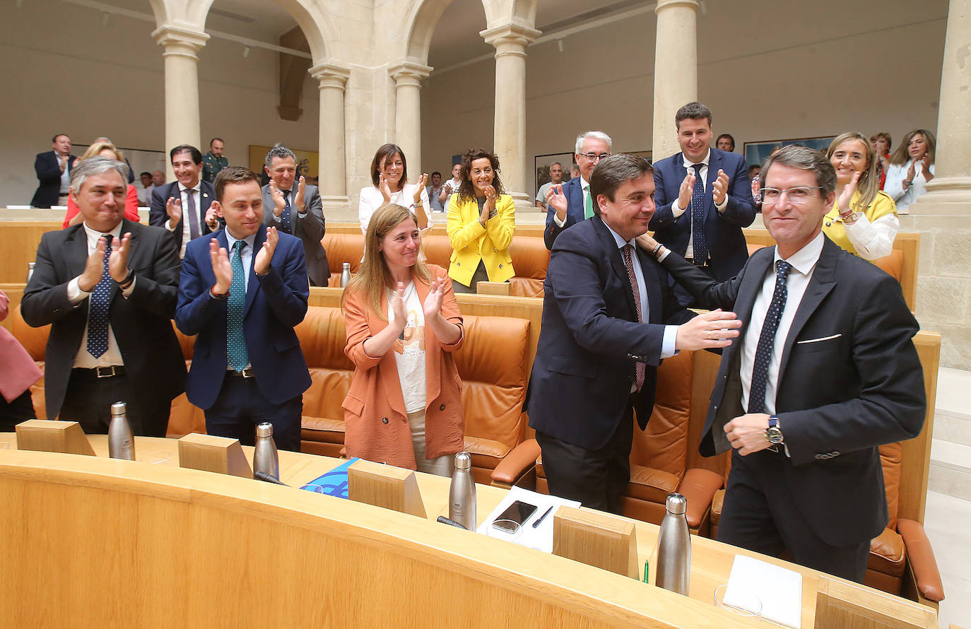 Capellán recibe la felicitación de Albero Galiana y el aplauso de sus diputados y de asistentes al pleno.