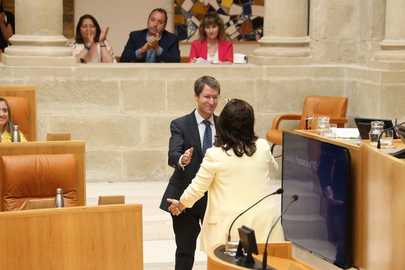 Gonzalo Capellán recibe la felicitación de Concha Andreu.