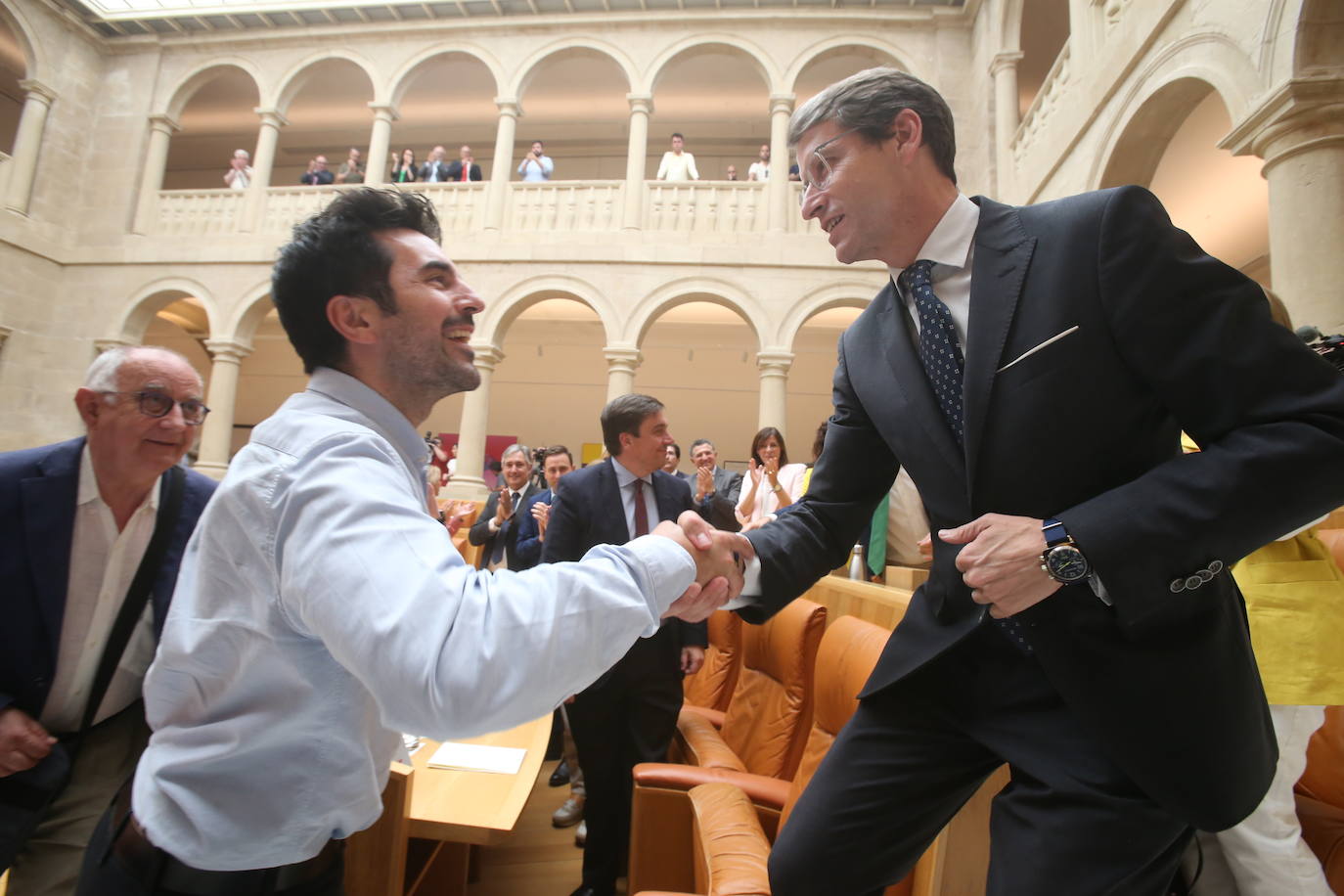 El aún consejero de Medio Ambiente, Álex Dorado, felicita a Gonzalo Capellán.