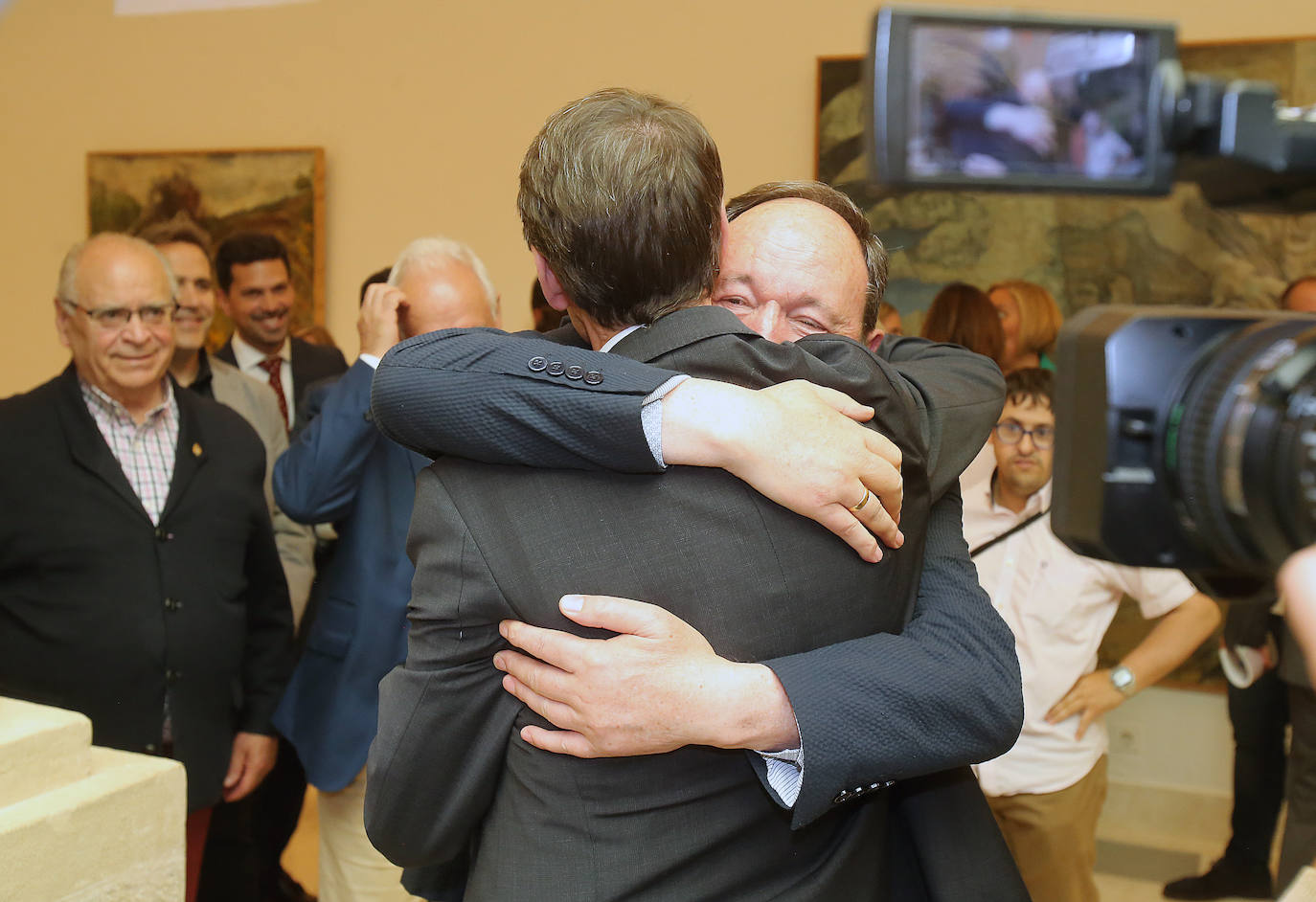 Efusivo abrazo entre el expresidente Pedro Sanz y el recién elegido Gonzalo Capellán.