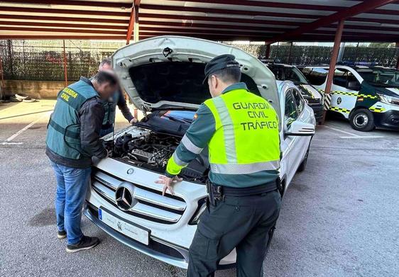 Agentes de la Guardia Civil inspeccionan el vehículo.