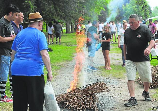 Preparando el fuego para los asados de la mañana.