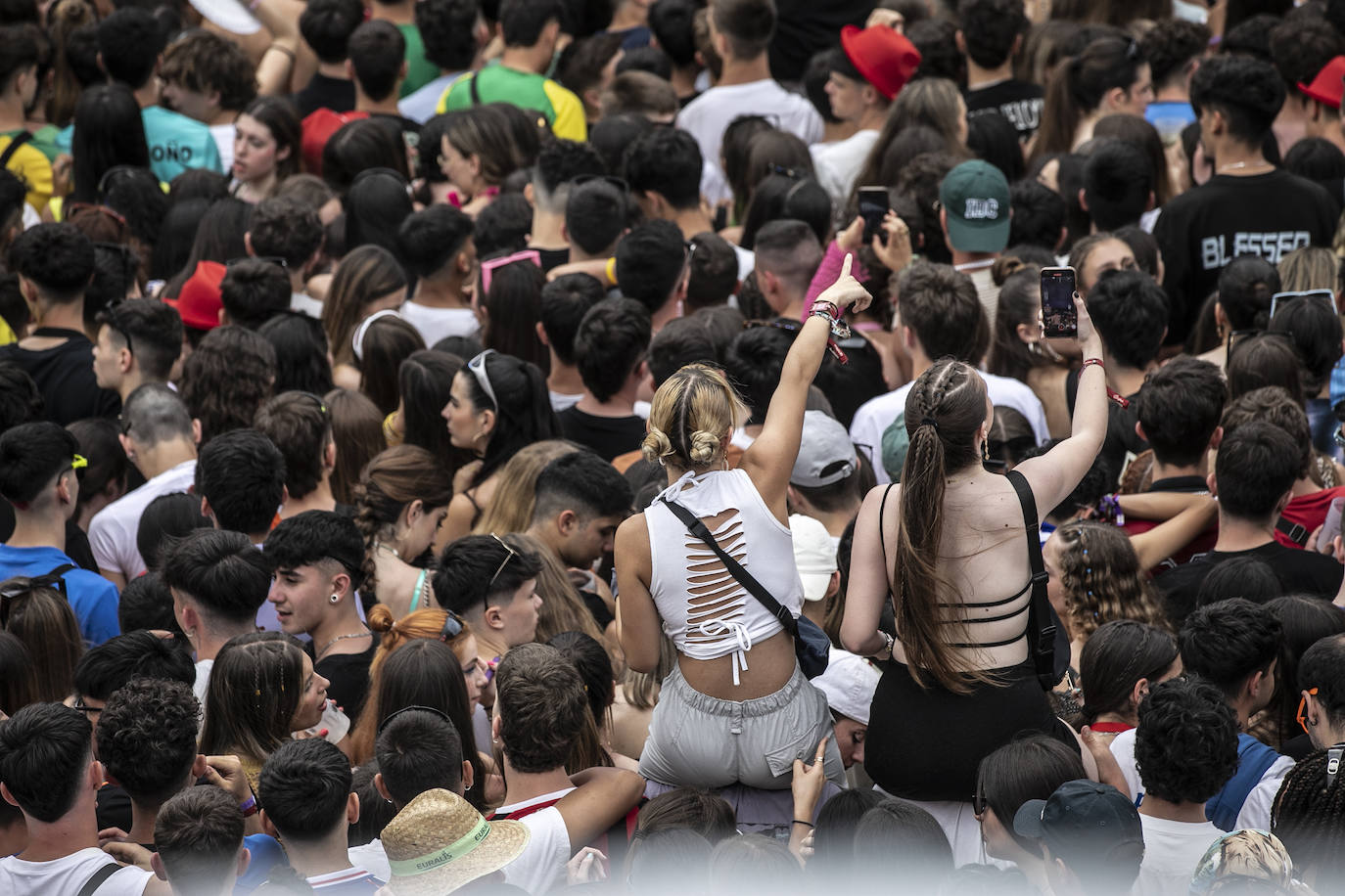 El público del Holika se entrega en el arranque del festival