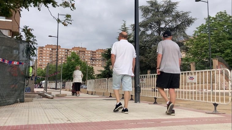 Viandantes utilizan el tramo recién abierto a peatones esta mañana de jueves