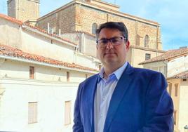 Sergio Martínez Astola posa con la iglesia de San Martín de Torrecilla en Cameros al fondo.